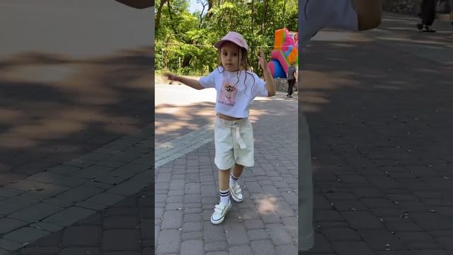 Маленькая девочка прирождённый танцор😮 смотреть онлайн