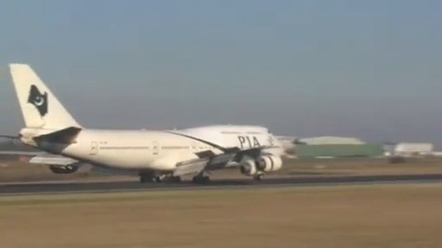 PIA Boeing 747-300 landing perfect must watch it amazing смотреть онлайн