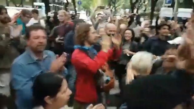 Els Mossos es presenten a l'EOI Drassanes per confiscar les urnes però acaben marxant смотреть онлайн