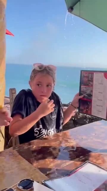 У вас есть еще столик_ 🌊 #волна #пляж #funny смотреть онлайн