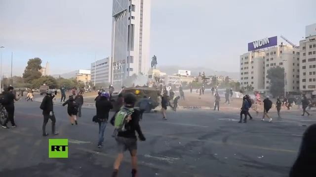 Chile: Carabineros dispersan protestas en Santiago con cañones de agua y gas lacrimógeno смотреть онлайн