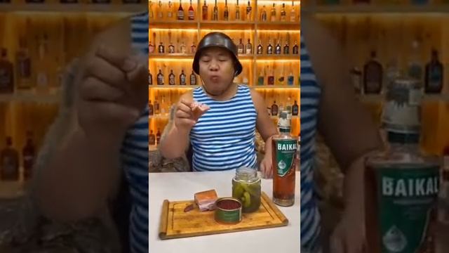 Китаец пьёт по-русски.