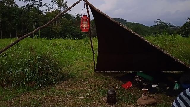 Solo Bushcraft - Survival Shelter - Egg potatoes - Manual brew V60 coffee - Campfire cooking, asmr смотреть онлайн