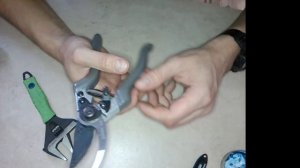 как легко и быстро отрегулировать  ручной секатор,  плохо режет секатор - настройка секатора