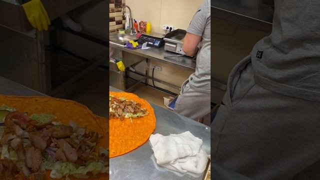 Первый раз в жизни готовлю Шаурму #шаурмаскурицей #готовимвкусно#кухня #funny #бизнесшаурма#шаурма смотреть онлайн