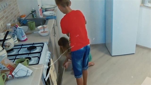Что ЭТОТ мальчик себе позволяет ? Марк до ПСИХУШКИ. ЧСВ Школьник Издевается над младшей СЕСТРОЙ А4 смотреть онлайн