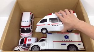 Миниатюрные машинки скорой помощи выстроились в коробку!