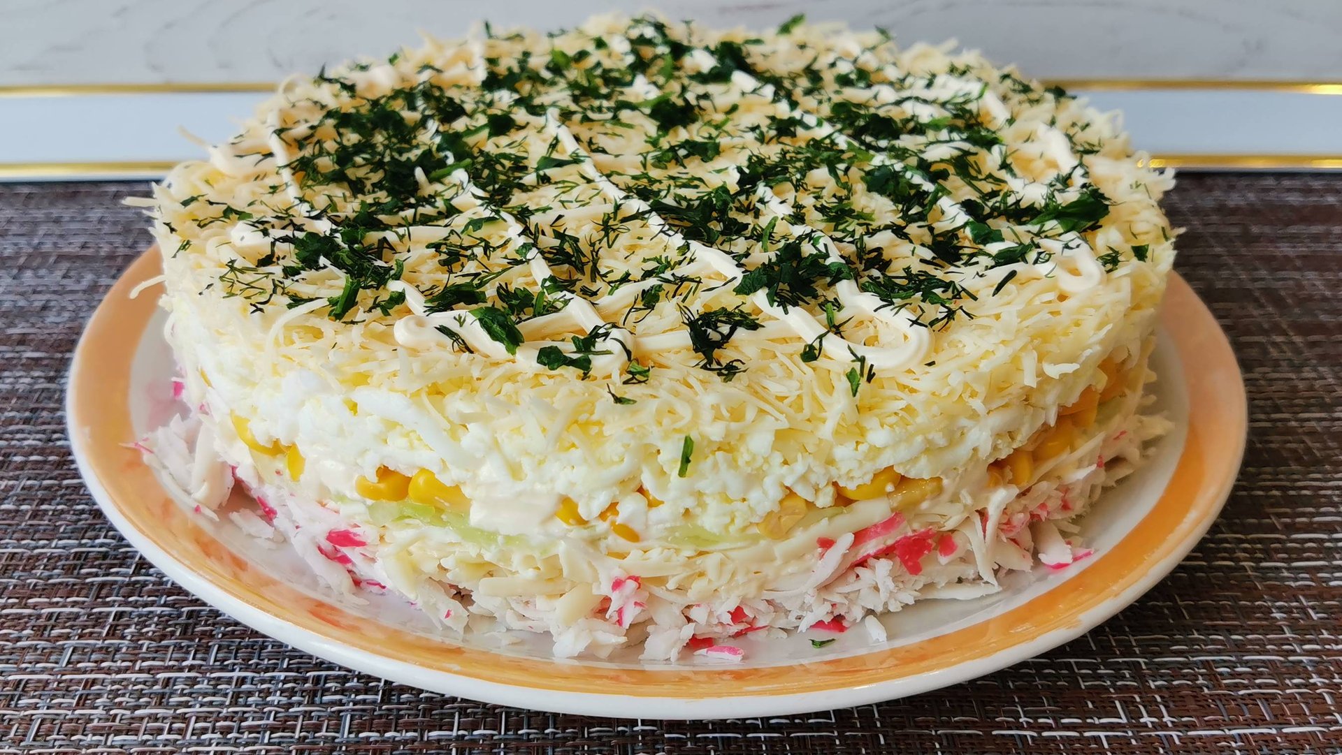 Слоеный крабовый салат с сыром, с яйцом и не только. Вкусные, классические салаты на обед или ужин смотреть онлайн