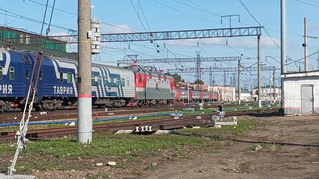 суперприветливая бригада ЭП1М-766 с поездом Симферополь - Москва на станции Мичуринск-Уральский смотреть онлайн