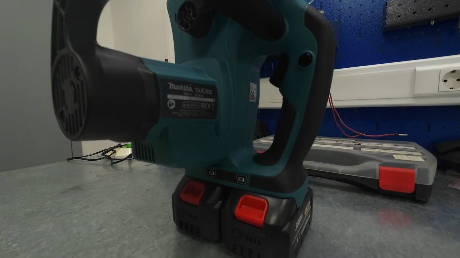 СМАЗКА НОВОЙ аккумуляторной цепной пилы Makita LXT DUC302RF2. Где ОТК Makita?