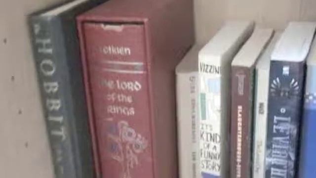 Bookshelf Tour! | halfgloomcoolish смотреть онлайн