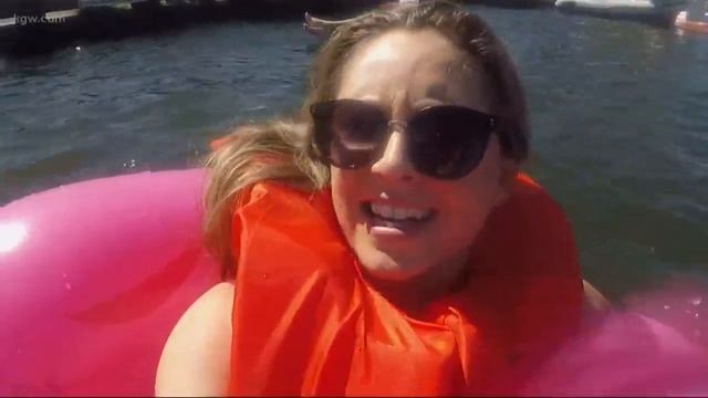 Floating down the river in a giant pink flamingo! смотреть онлайн
