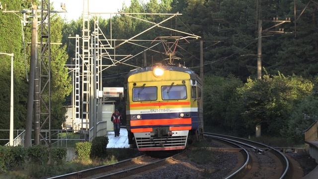 Электропоезд ЭР2Т-7118 на о.п. Лиелупе / ER2T-7118 EMU at Lielupe stop смотреть онлайн