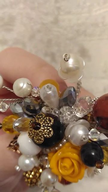 Брошь с жемчугом, сердоликом и тигровым глазом в технике плетения. смотреть онлайн