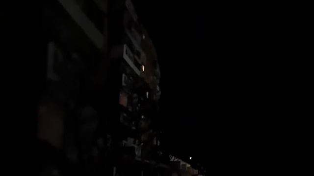 С Новым Годом Днепр, салют он такой, будте осторожны, и не повторяйте такого Дома смотреть онлайн
