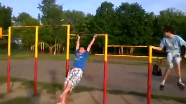 Падение с турника №1 смотреть онлайн