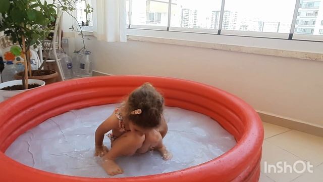 Айлин играет в бассейне, ловит рыбу.А что делаешь ты в жаркий день? #дети #игра #бассейн смотреть онлайн