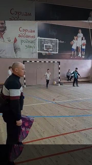 ЮНЫЕ ФУТБОЛИСТЫ Футбольного клуба "Торпедо" на тренировке перед сложной игрой. Мини-футбол. #shorts смотреть онлайн