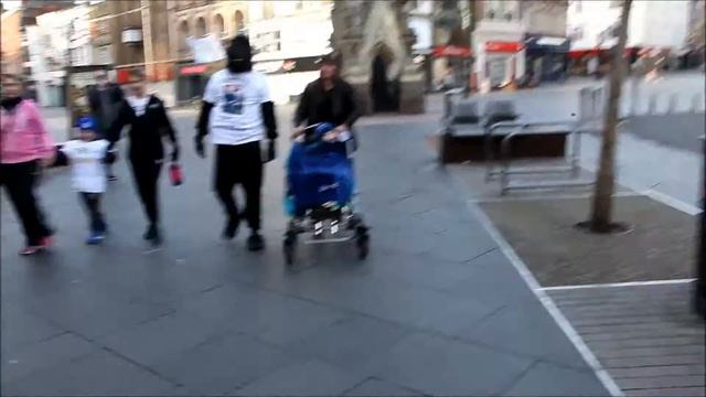 Vicky and Ryan starting their sponsored walk смотреть онлайн