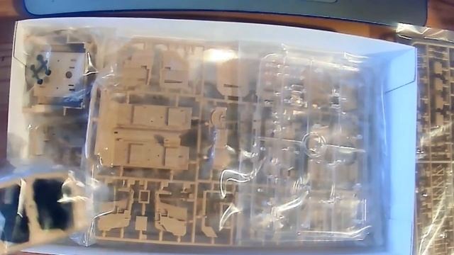 Meng 1/35 Husky TSV (Tactical Support Vehicle) Unboxing смотреть онлайн