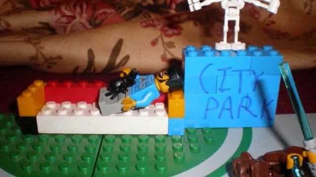 Lego Spider Eats Lego Guy's Face смотреть онлайн