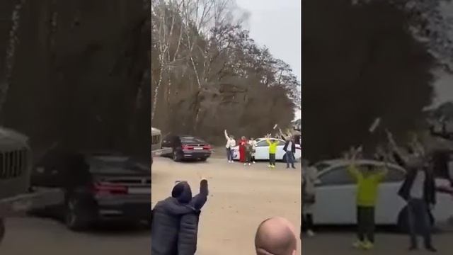 Гражданини россии провожают своих солдат в последнюю путь. - Фермерам опять убирать мусор с полей. смотреть онлайн