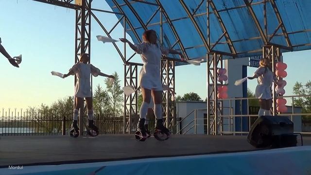 Клуб Сильные люди Танец на прыгающих ботинках смотреть онлайн
