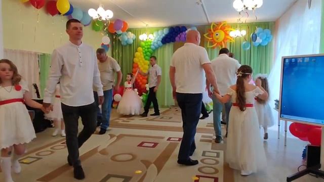 Вальс пап с дочками на выпускной в ДС смотреть онлайн