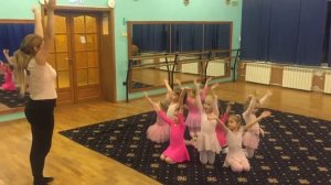 Танец 'Раскрывающийся цветок'  Хореографический ансамбль 'БРИЗ'