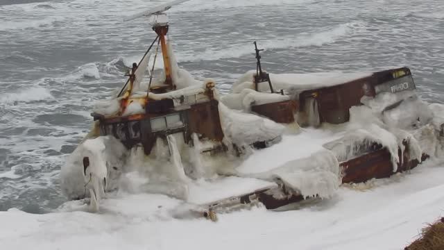 Сахалин (1). Западный берег: обледенелый траулер на скалах смотреть онлайн