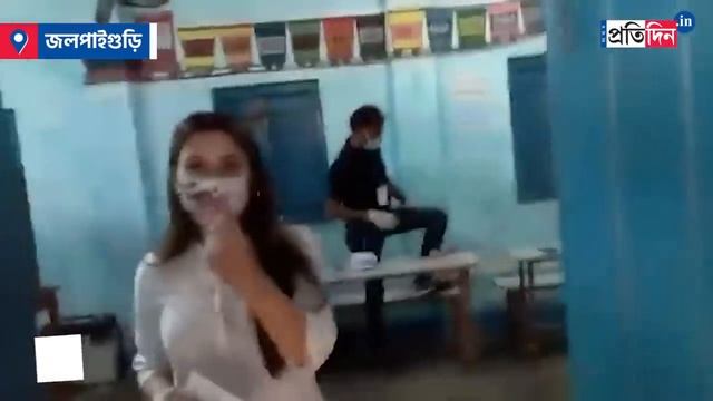 WB Polls: Second Polling officer faces flak for selfie bid with Mimi Chakraborty । Sangbad Pratidin смотреть онлайн