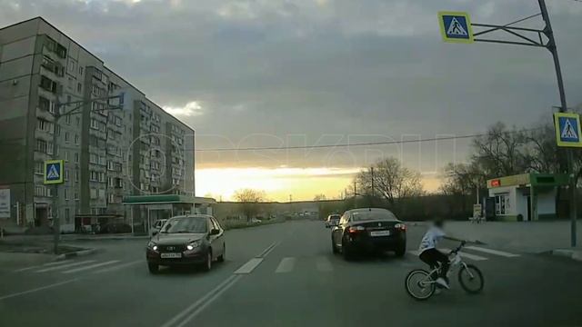В Орске наглый велосипедист мчит по «зебре» на своём железном коне смотреть онлайн