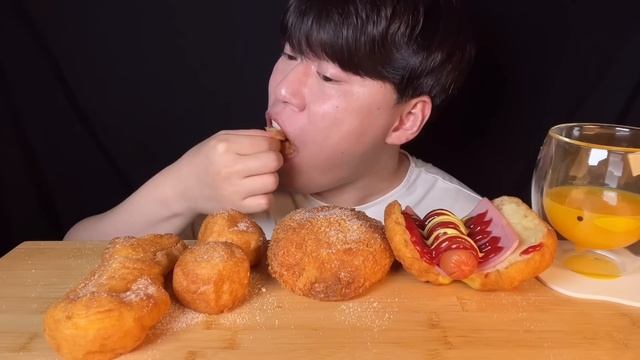 SUB) 쫄깃쫄깃한 찹쌀 꽈배기, 찹쌀 도넛, 치즈 핫도그, 팥 고로케, 김치 고로케 먹방 ASMR 꽈배기가 땡기는 날🌭 아무것도 안들은 찹쌀 도넛과 고로케 등 다양한 튀긴 빵 смотреть онлайн