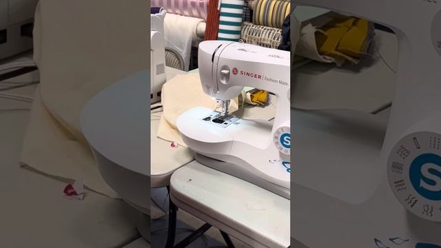 Threading the Singer Fashion Mate sewing machine смотреть онлайн