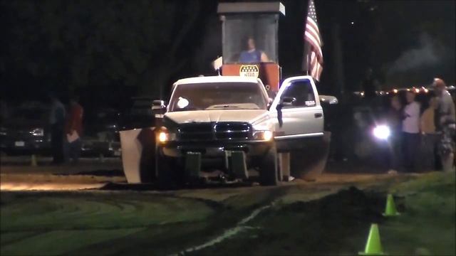 8,500lb Modified Diesel Trucks Pulling in Nashua, IA 8/30/2013 смотреть онлайн