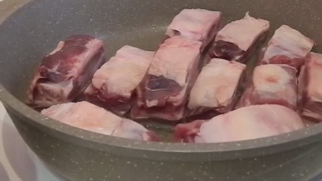 РЕБРЫШКИ ГОВЯЖЬИ НА СКОВОРОДЕ ПАЛЬЧИКИ ОБЛИЖЕШЬ смотреть онлайн