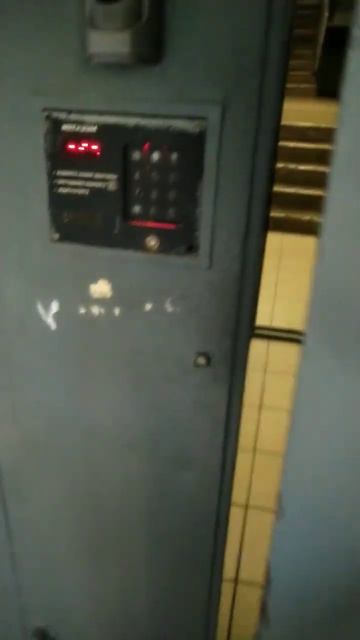 Помните видео "ЗВУКИ ИЗ АДА"? Так вот, по этому адресу кодовую панель меняют уже ЧЕТВЁРТЫЙ РАЗ!!! смотреть онлайн