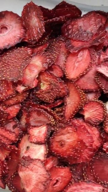 Клубничные чипсы 🍓 из отборной ягоды от @good_sneki смотреть онлайн