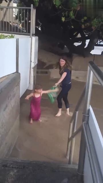 Помашите в камеру 😂🌊 #Волна #Фейл #Смешно смотреть онлайн