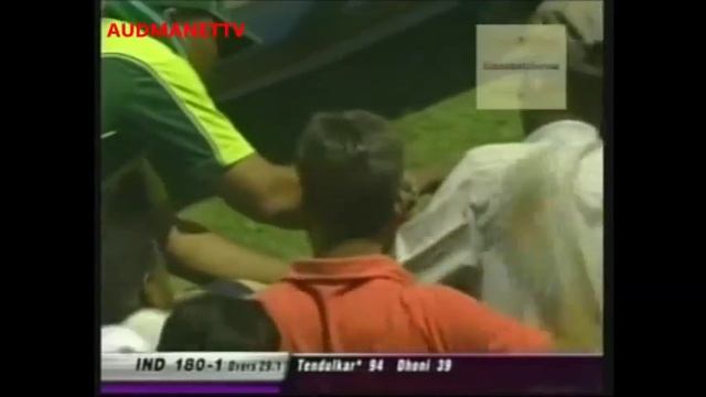 SACHIN TENDULKAR HIT 6 RUNS BALL HITS CAMERA MAN ON HIS HEAD смотреть онлайн