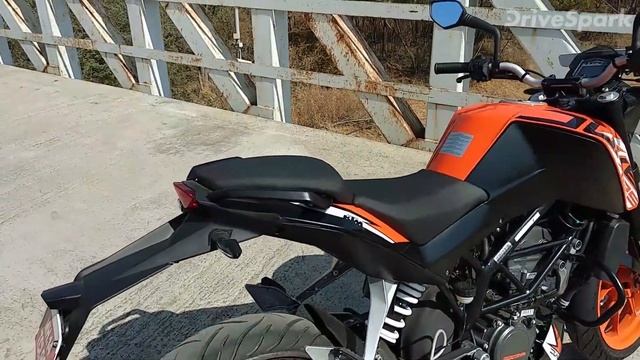 KTM Duke 125 Review (Walkaround): Performance, Specs, Features & More смотреть онлайн