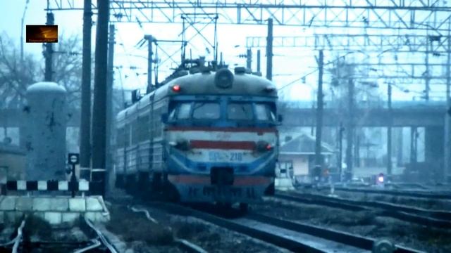ЭР9п следует ранним утром по станции смотреть онлайн