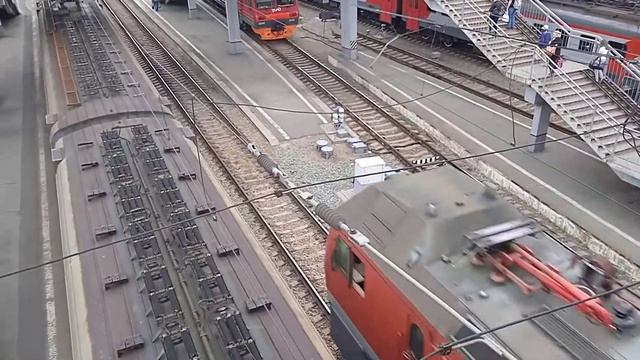 Электровоз 2ЭС6-832 следует резервом через станцию Новосибирск-главный смотреть онлайн