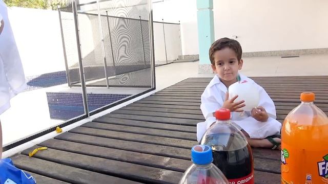 Balões COLORIDOS com COCA COLA e MENTOS - Vídeo para Crianças - Paulinho e Toquinho смотреть онлайн