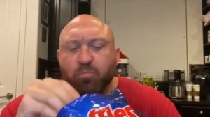 мужик ест чипсы под эпичную музыку