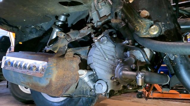 Honda helix C F moto fixing oil pipe leak смотреть онлайн
