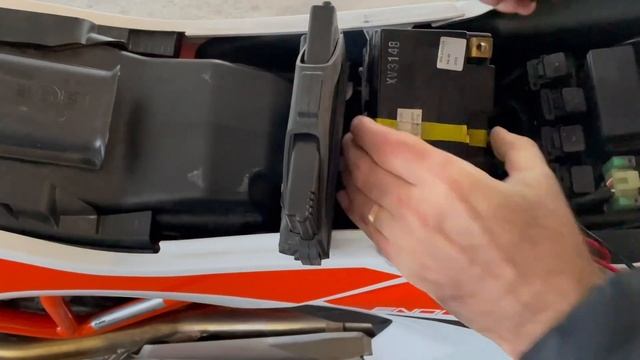 KTM 690 Enduro Battery Swap : 2,3 Kg Lighter!!