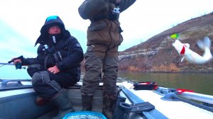 ОНИ БАХАЮТ ОДНОВРЕМЕННО У ДВОИХ... КРУПНЯК ЛУПИТ В ОТВЕС!!! Зимняя рыбалка на судака и щуку