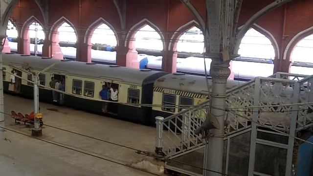 emu arrives at Chennai edmore station india 05/03/10 смотреть онлайн