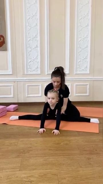 Поперечный шпагат с наклоном смотреть онлайн